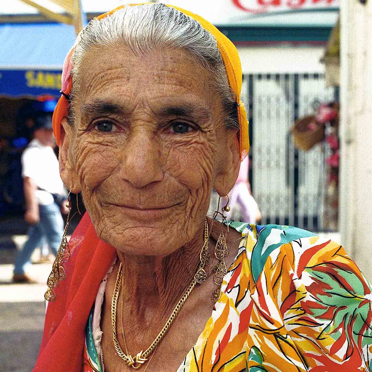 vielle femme gitane en france