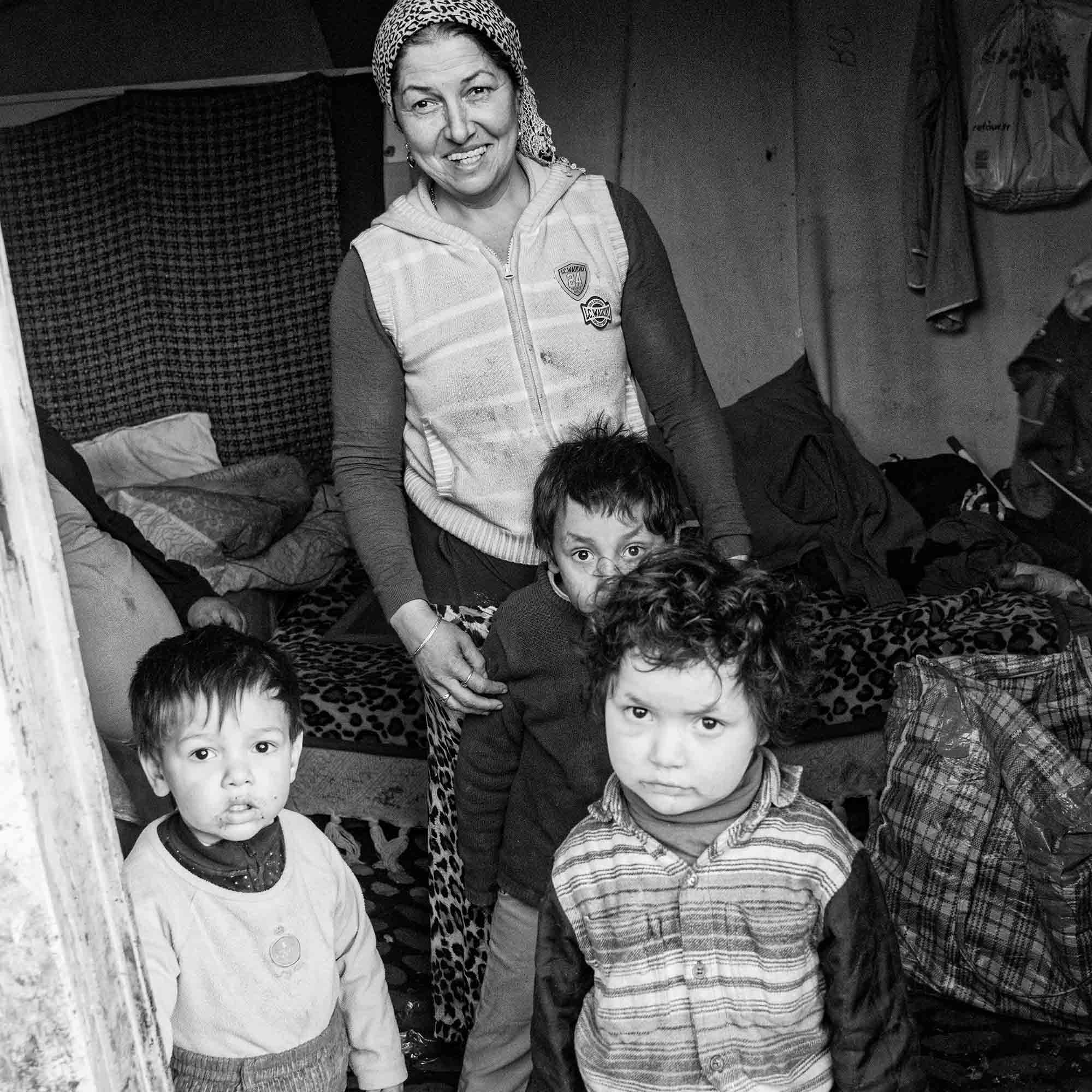 bidonville rom femme avec enfants