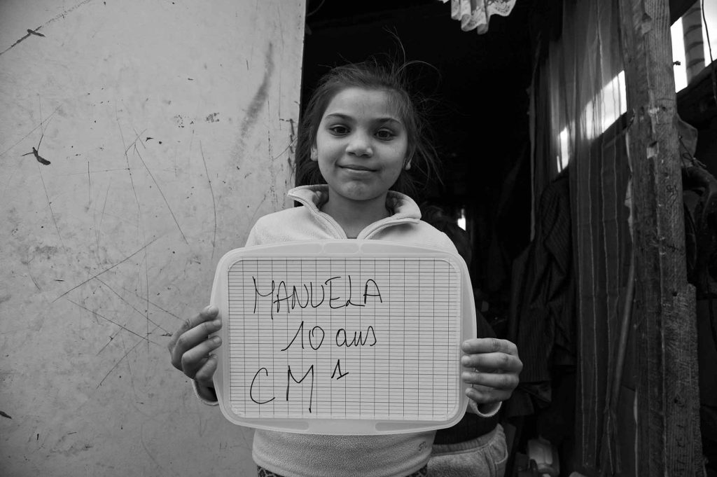 Manuela 10 ans jeune Roumaine. Roms et Bulgares dans un camps de 500 m² situé rue des Coquetiers, non loin du centre-ville à Bobigny(seine Saint Denis).
