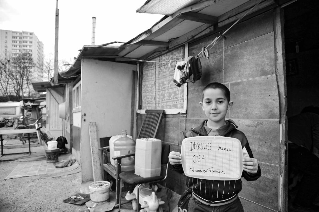 Darius 10 ans jeune Roumain. Roms et Bulgares dans un camps de 500 m² situé rue des Coquetiers, non loin du centre-ville à Bobigny(seine Saint Denis).
