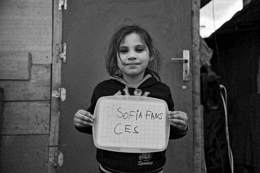 Sofia 7 ans, petite soeur de Manuela. Roms et Bulgares dans un camps de 500 m² situé rue des Coquetiers, non loin du centre-ville à Bobigny(seine Saint Denis).