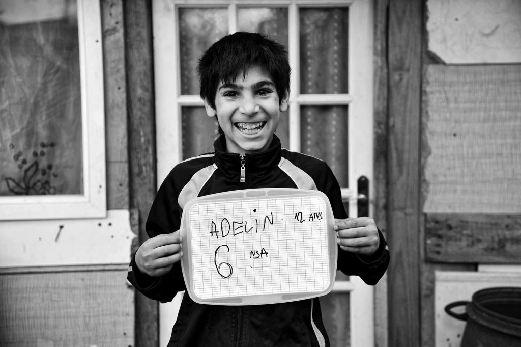 Adelin 12 ans jeune Roumain. Roms et Bulgares dans un camps de 500 m² situé rue des Coquetiers, non loin du centre-ville à Bobigny(seine Saint Denis).