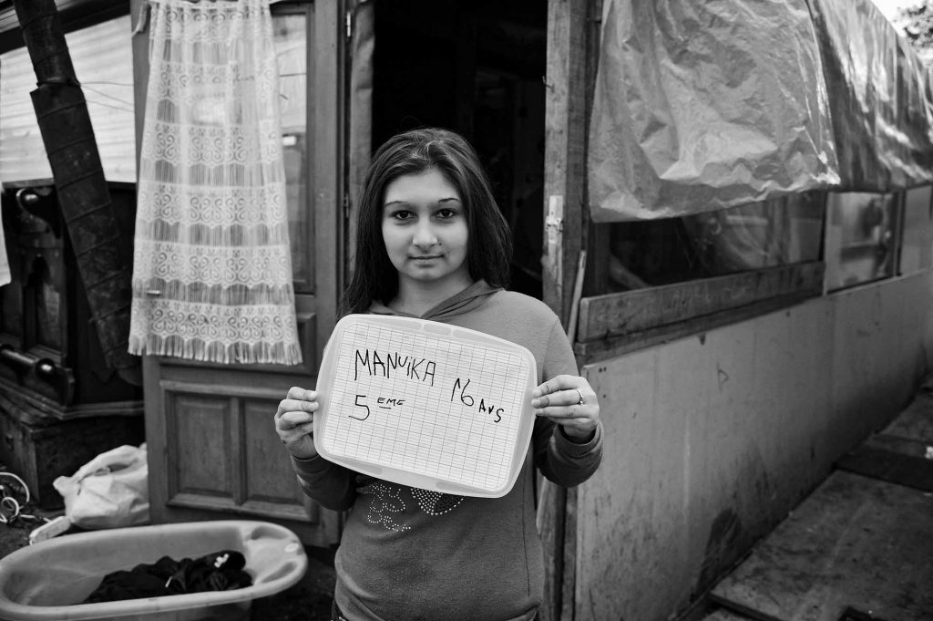 Manuika 16 ans jeune roumaine. Roms et Bulgares dans un camps de 500 m² situé rue des Coquetiers, non loin du centre-ville à Bobigny(seine Saint Denis).