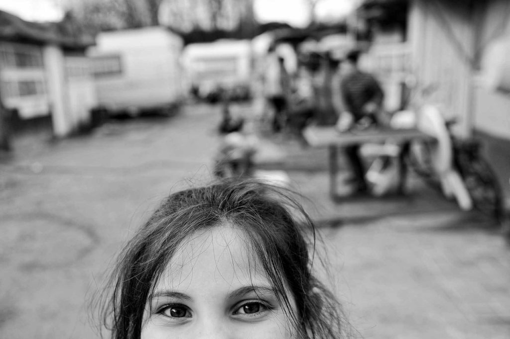Sofia 7 ans, petite soeur de Manuela. Roms et Bulgares dans un camps de 500 m² situé rue des Coquetiers, non loin du centre-ville à Bobigny(seine Saint Denis).