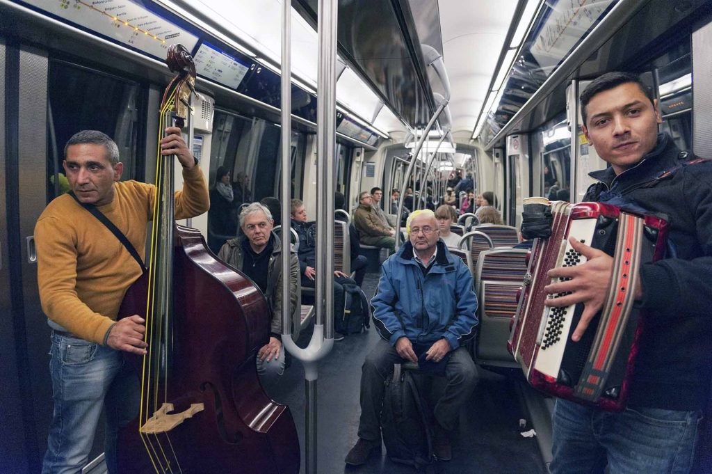 Roms musiciens dans une ame de la RATP