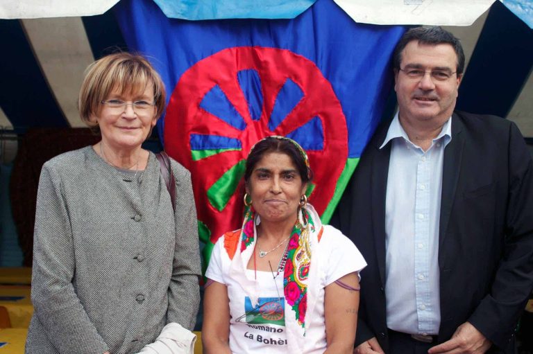 Marie-George Buffet (G), la fondatrice de l’association Romano Ilo la Bohème, Ljubica Stankovic (C), et l’ancien maire de la ville du Blanc-Mesnil.