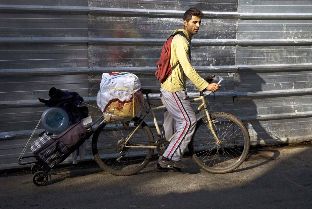 Le quotidiens de Rozali, un jeune ado rom, age de 14 ans. Il resident a cote du stade de France a Saint Denis en banlieue parisienne. Avec sa famille ils squattent un petit local constituer d une seule piece, face a un chantier. Rozali, vie la, avec son pere sa mere, une tante et ses deux freres et trois petite soeurs.Le quotidiens d un jeune ado rom, il est age de 14 ans. Il resident a cote du stade de France a Saint Denis en banlieue parisienne. Avec sa famille ils squattent un petit local constituer d une seule piece, face a un chantier. Rozali, vie la, avec son pere sa mere, une tante et ses deux freres et trois petite soeurs.
Contact Photographe : Tel. +33 (0)611820838 draganlekic.com